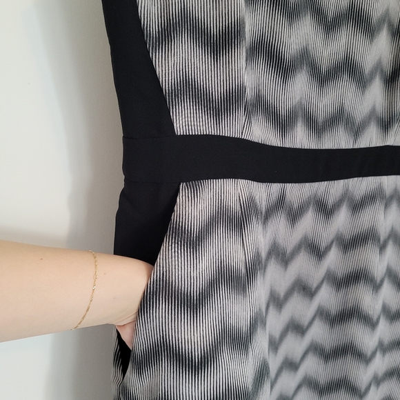 Has pockets! Office chic dress - Picture 2 of 4